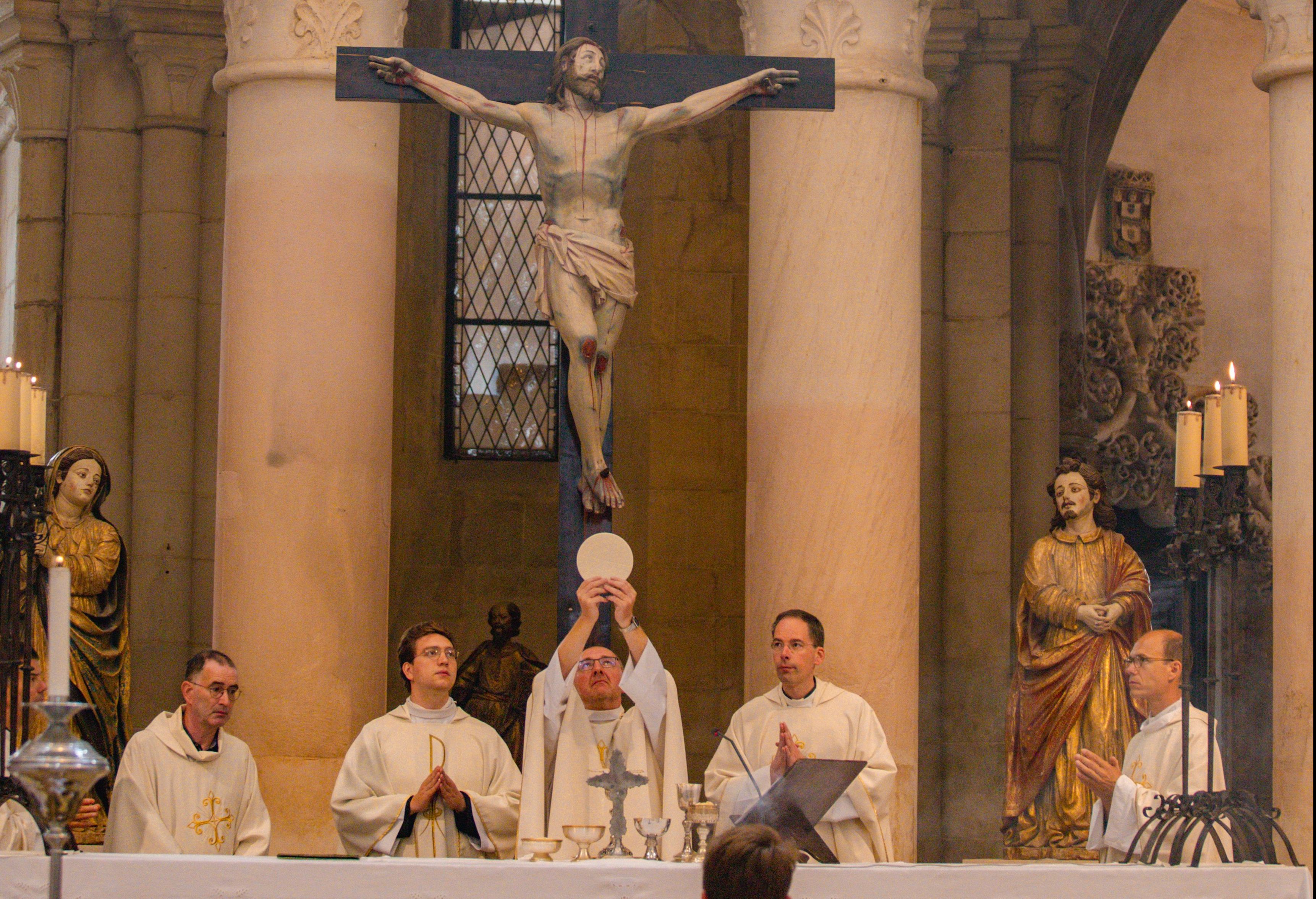 Feier der Heiligen Messe, katholischer Gottesdienst heute in der Nähe, Eucharistie, - Wandlung