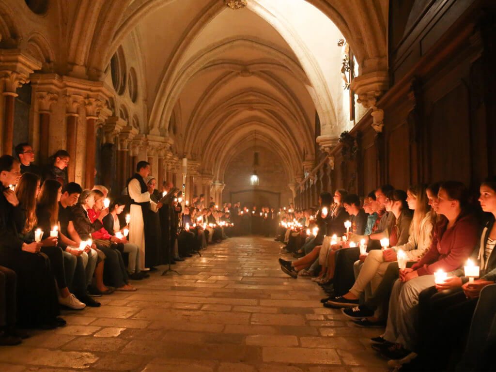 Jugendvigil_Heiligenkreuz_Kreuzgang_2365c8fa77.jpg