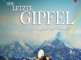 Poster zum Kinofilm "Der letzte Gipfel", Berge sind im Hintergrund, im Vordergrund sieht man Hände, die eine Hostie halten