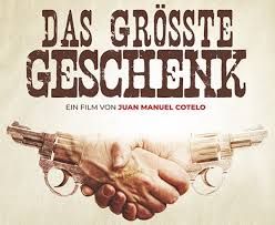 Poster des Kinofilms "Das größte Geschenk", zwei Pistolen und zwei sich schüttelnde Hände verschwimmen und Bilden ein Zeichen der Vergebung