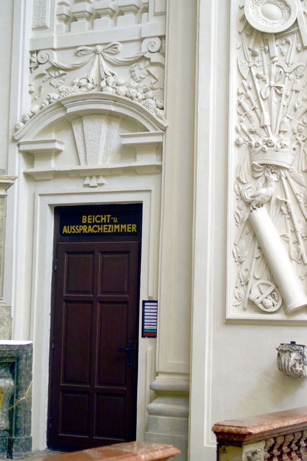 moderner Beichtstuhl in Seitenkapelle der Servitenkirche in Wien, ein Ort für Beichte & Aussprache