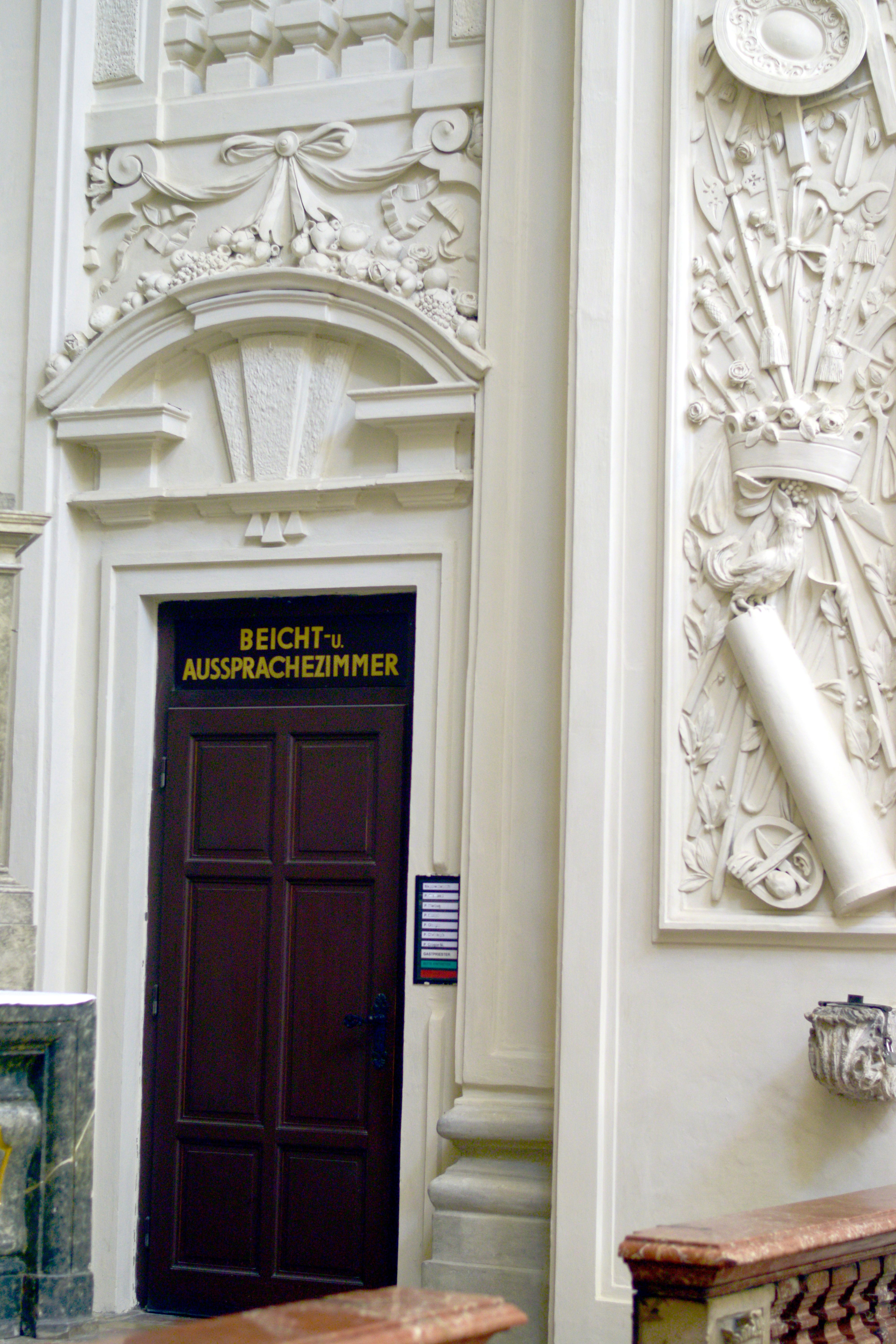 moderner Beichtstuhl in Seitenkapelle der Servitenkirche in Wien, ein Ort für Beichte & Aussprache