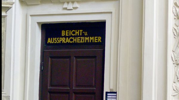Bildausschnitt einer Beichtstuhltüre, eines der schönsten Sakramente