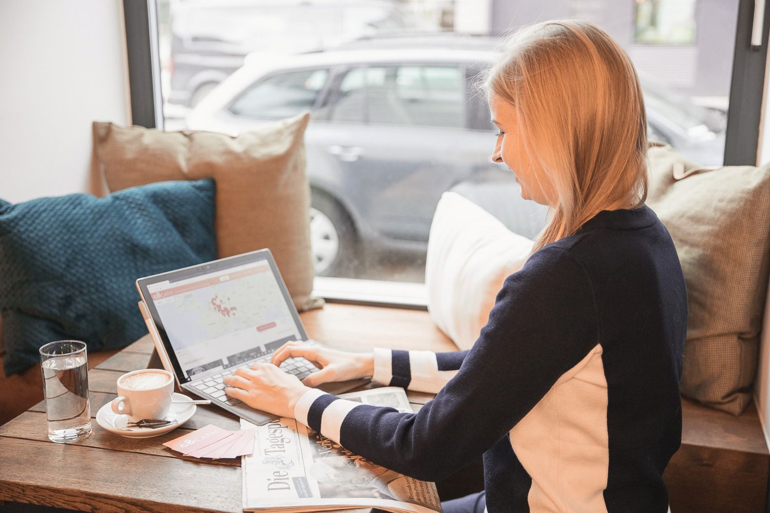 Eine junge Frau die am Laptop arbeitet