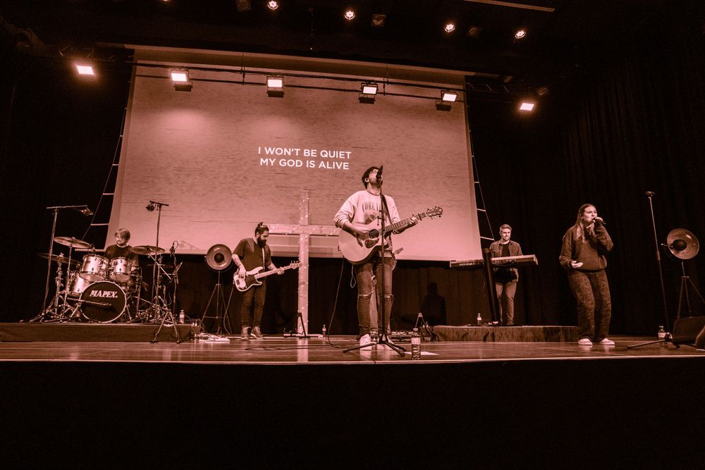 katholische Band spielt moderne Kirchenmusik auf Bühne, fetziger Lobpreis