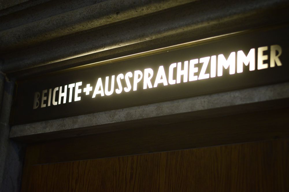 Leuchtschrift über Tür im Stephansdom Beichte & Aussprache