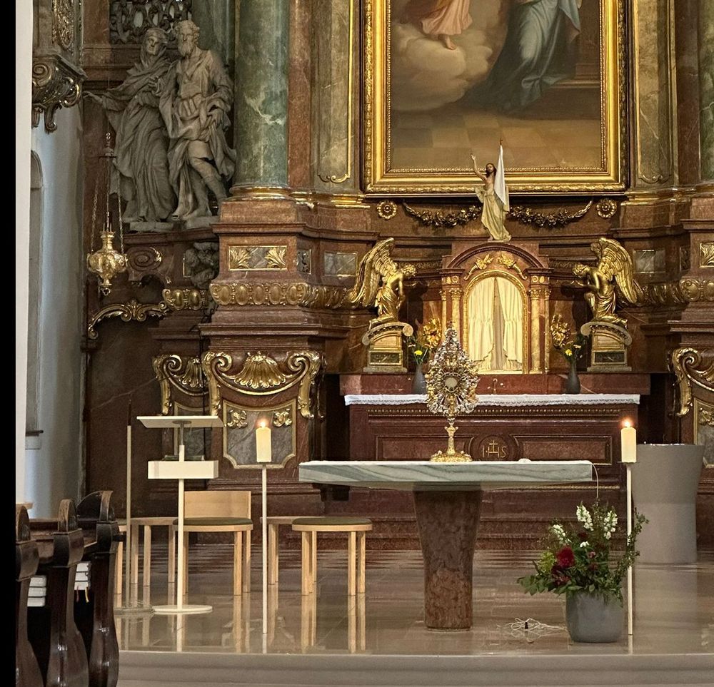 Altar auf dem das Allerheiligste zu sehen ist