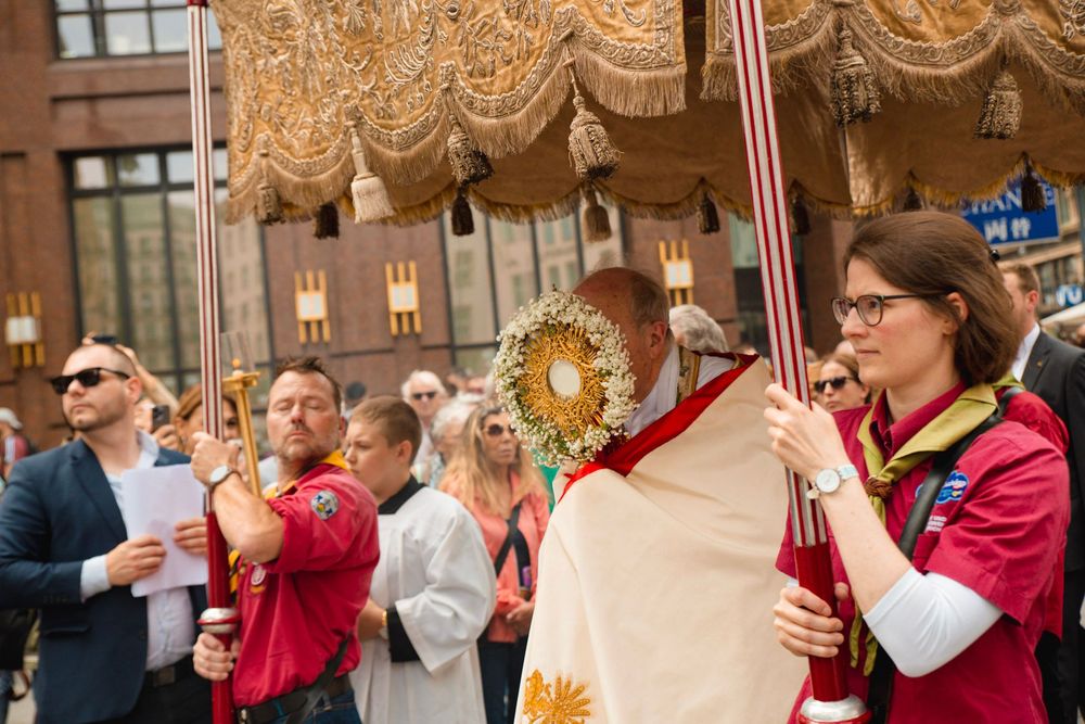 Fronleichnamsprozession in Wien mit Bischof Schönborn, Bischof trägt Allerheiligstes unter goldenem Himmel durch die Menschenmenge
