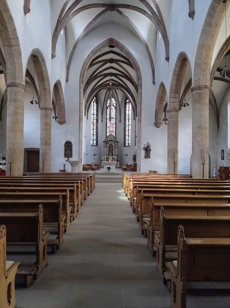 Kircheninnenraum der Kirche Heiligkreuz in Landau