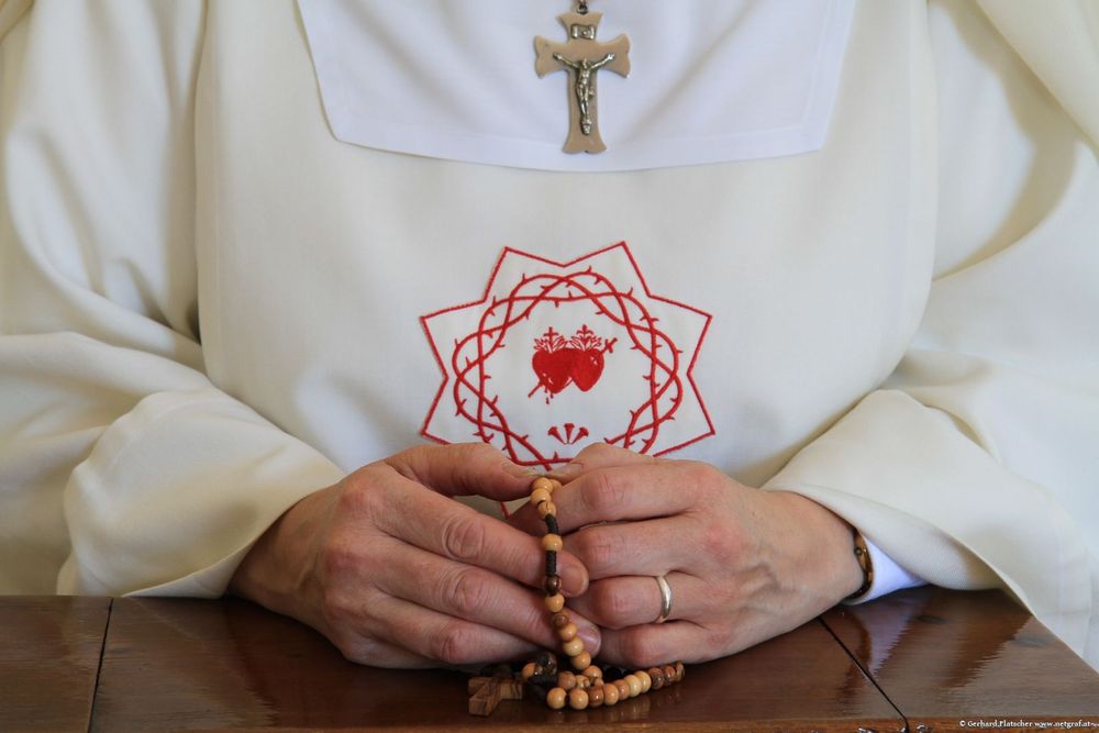 Junge Schwester betet den Rosenkranz in Hall in Tirol, nähe Innsbruck