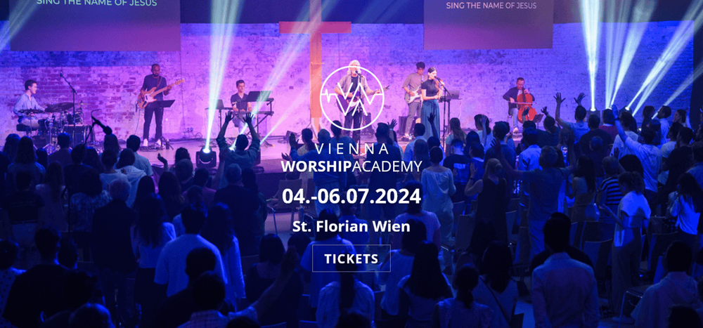 Vienna Worship academy, Lobrpeis Wien, christlich, katholisch, Band singt auf Bühne während Menge jubelt, Bild ist blau und lila gefärbt