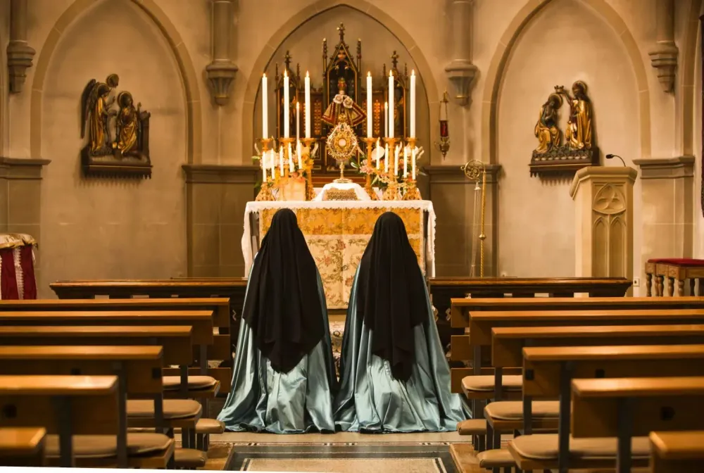 eucharistische Anbetung in Kloster Maria Engelport, Anbetungsschwestern des Königlichen Herzens Jesu beten vor dem Allerheiligsten 