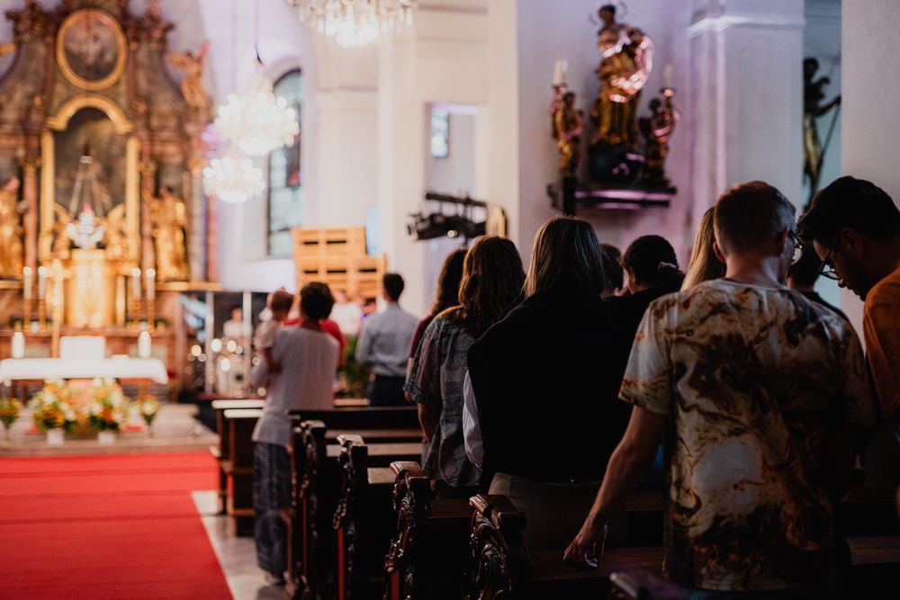 junge Menschen in der Kirche in Graz