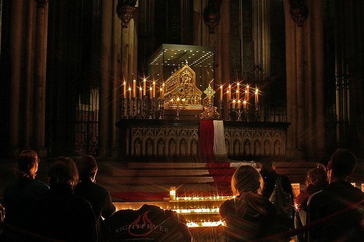 Kölner Dom nachts bleuchtet mit Kerzenschein, Allerheiligstes vor Dreikönigsschrein