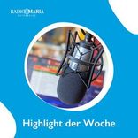 Ein Radio-Mikrophon steht zentral im Bild. Umrandet wird dies durch einen blauben Hintergrund und die Überschrift "Higlight der Woche" von Radio Maria Österreich, ein katholischer Radiosender