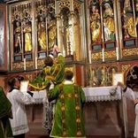 Priester und Messdiener bei der Wandlung, katholischer Gottesdienst, alte Messe Frankfurt